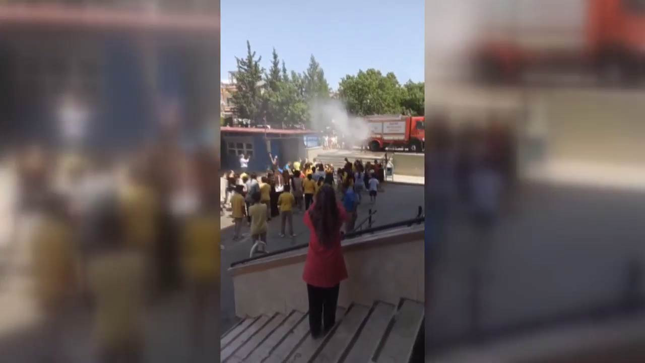 Adana’da itfaiye, sıcaktan yanan öğrencilere karadan müdahale etti