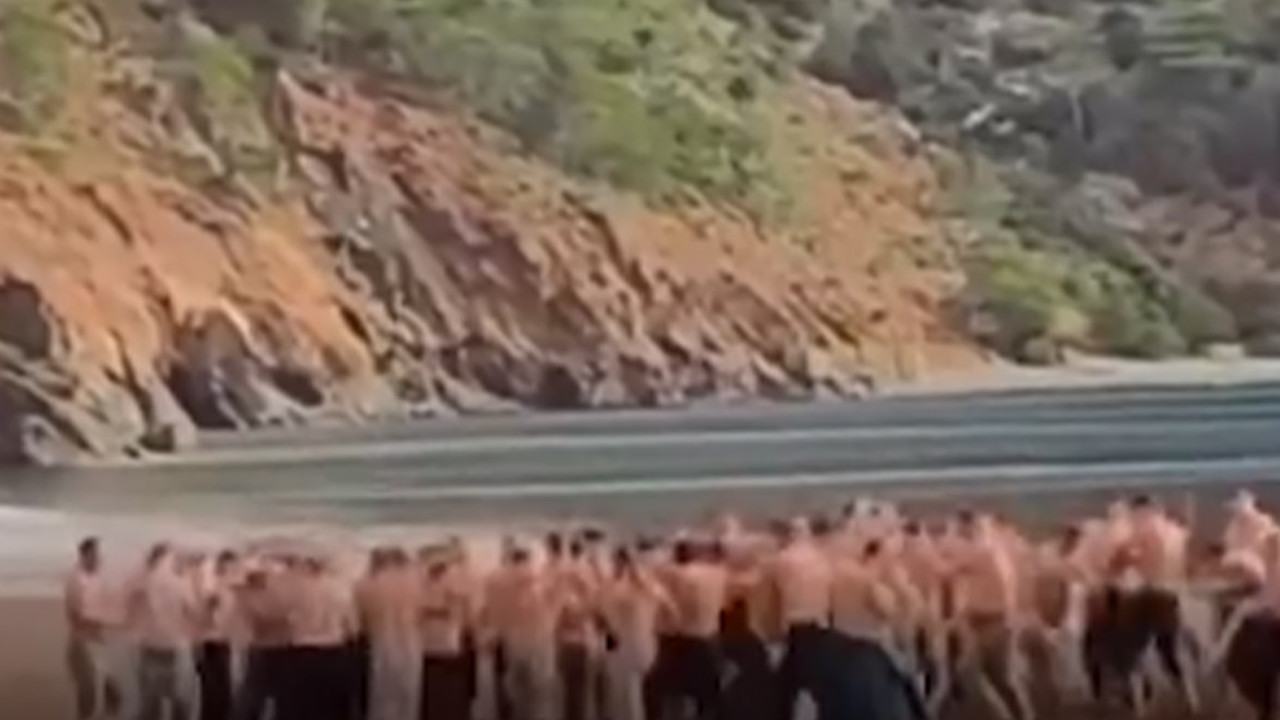 Antalya'daki turistlerin yarı çıplak güreşi!