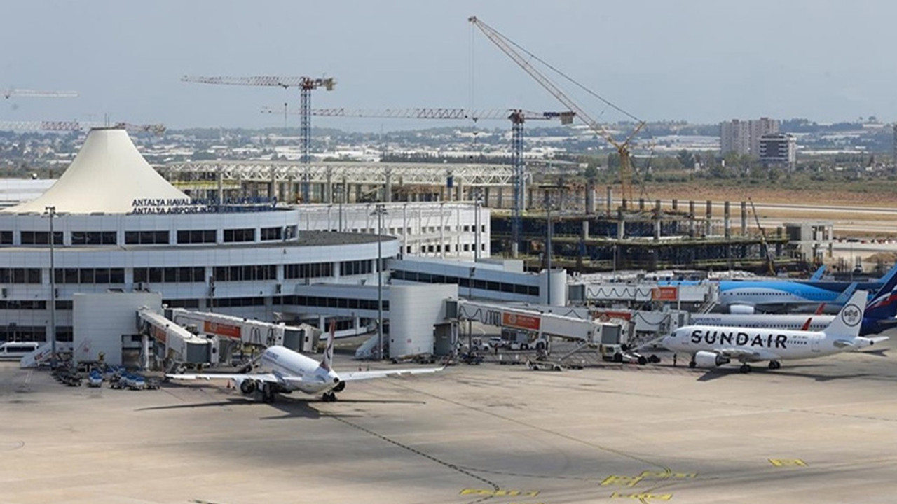 Antalya Havalimanı'nda uçuşlar durduruldu