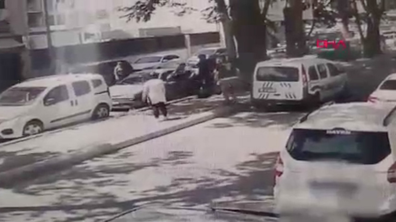 Polis, anne-babasının arabada bıraktığı baygın haldeki ikizleri, camı kırıp kurtardı. O anlar kamerada!