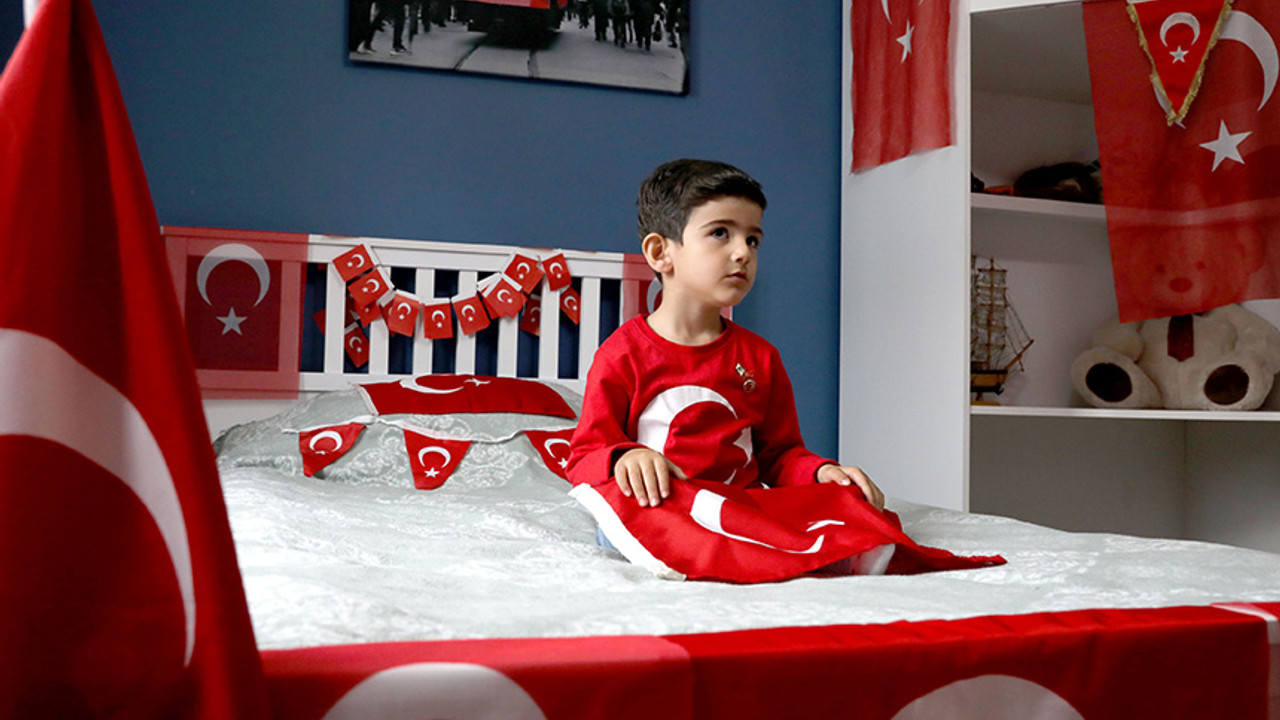 Dört yaşındaki Toprak 'Türk bayrağı' tutkusu kalpleri ısıttı