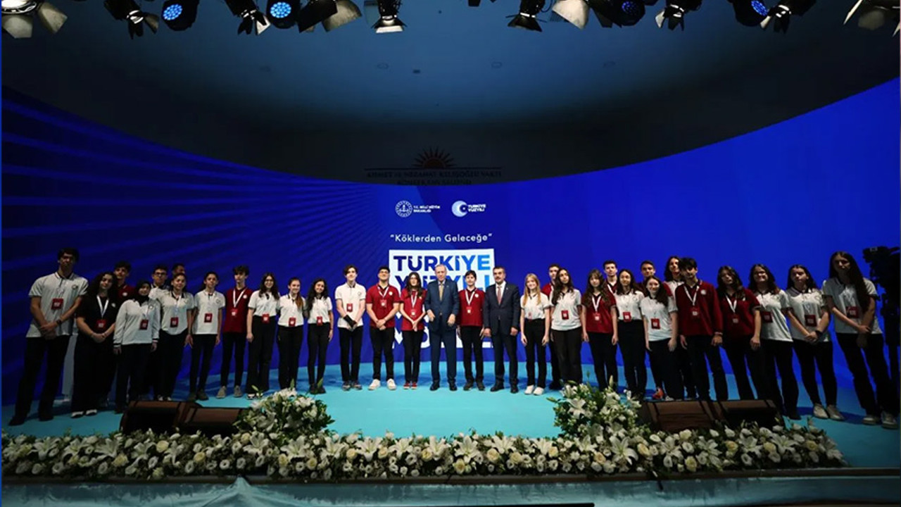 Cumhurbaşkanı Erdoğan'a sarılan öğrenci, Nihal-Bahar Candan’ın kardeşi mi? Gazetecinin iddiası...