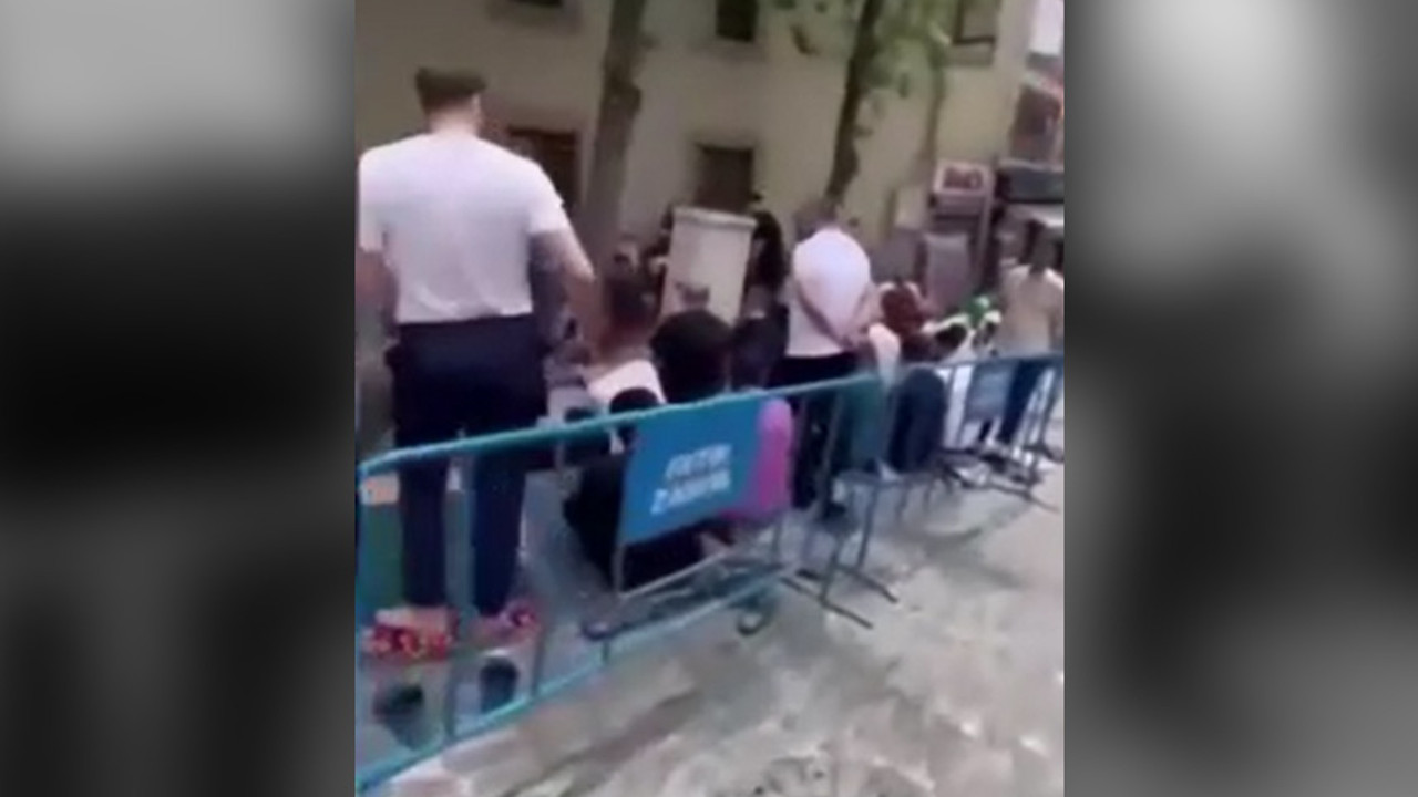 Namaz kılanlara küfür etti, sonra paket oldu!