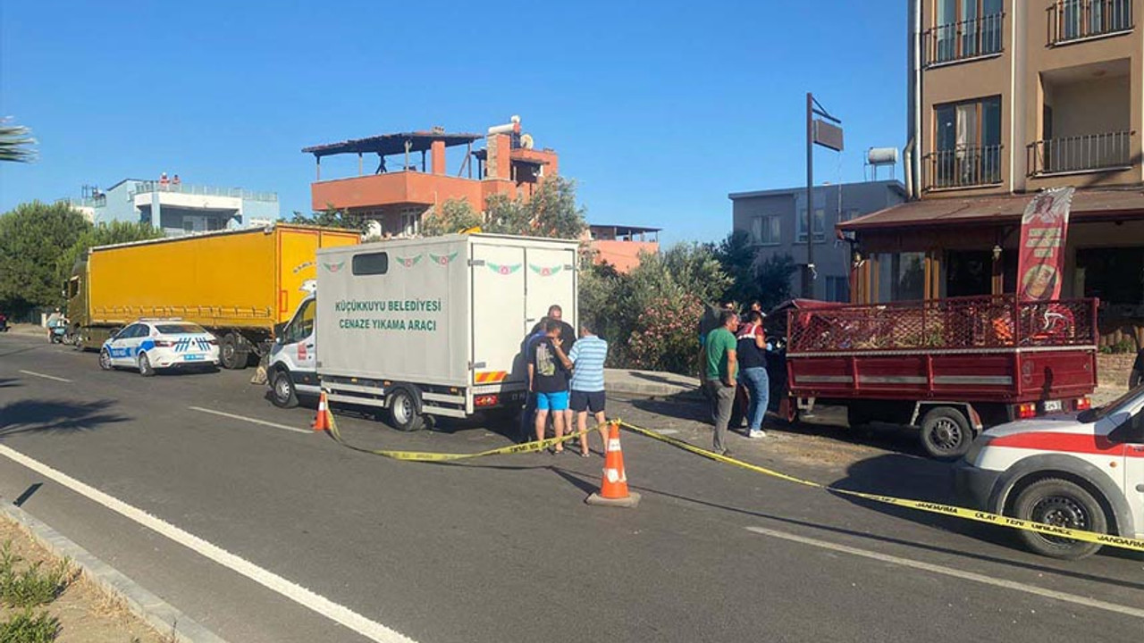 Çanakkale'de kamyonet, TIR'a arkadan çarptı: 2 ölü