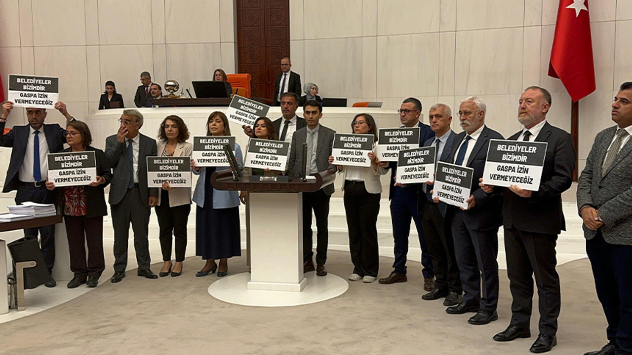 TBMM Genel Kurulu'nda DEM Partili milletvekilleri kürsüyü işgal etti