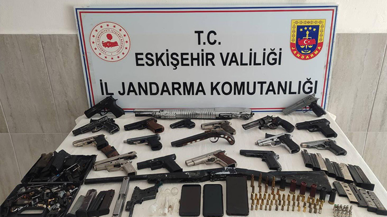 Ev, silah atölyesi gibi!