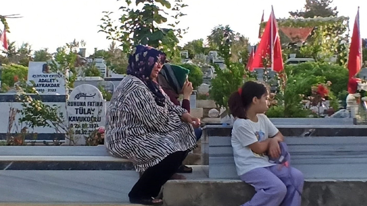 Hatay’da mezarlıklarda hüzünlü bayram!