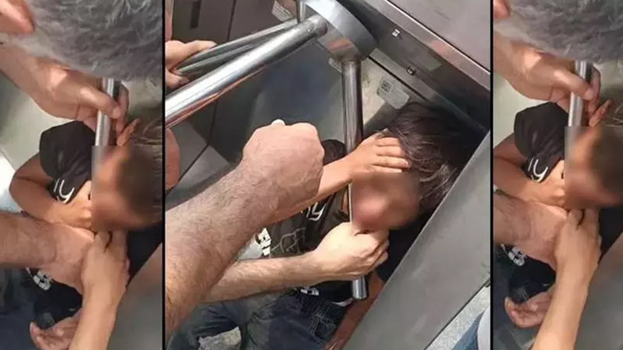 Tramvay durağında bir çocuğun başı turnikeye sıkıştı