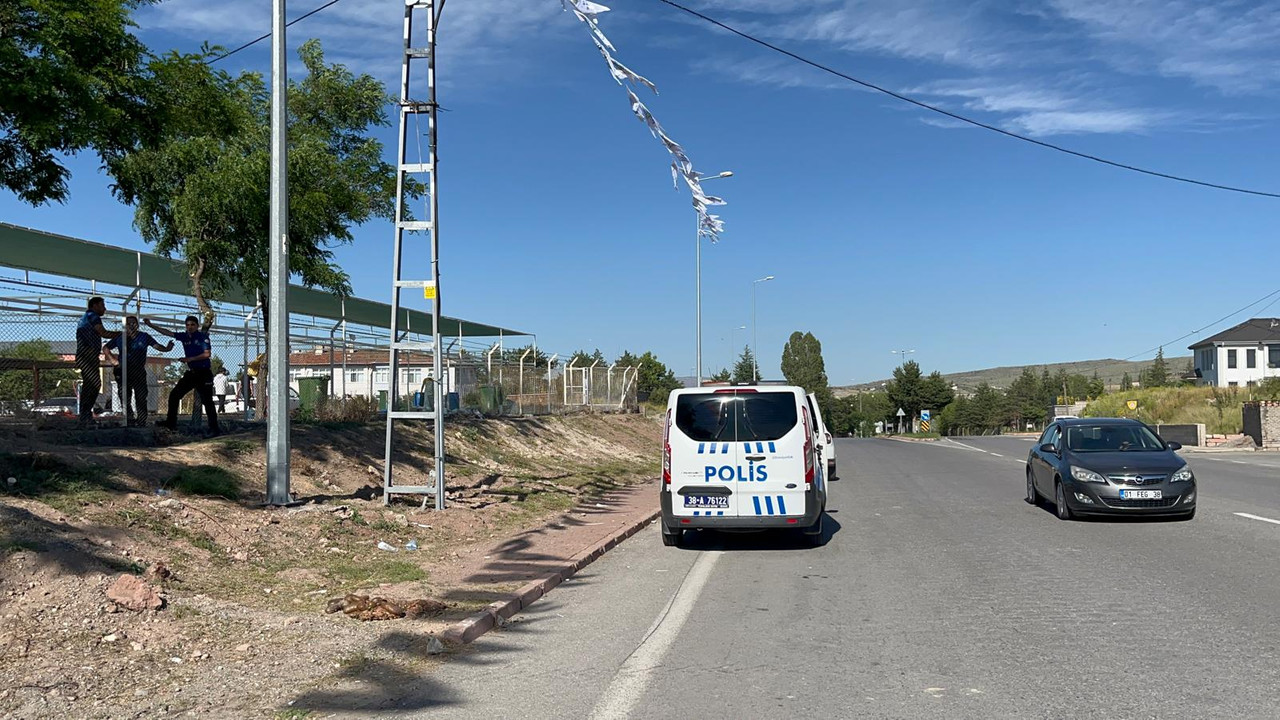 Kayseri'de zabıtayla tartışan adam kendini direğe astı!