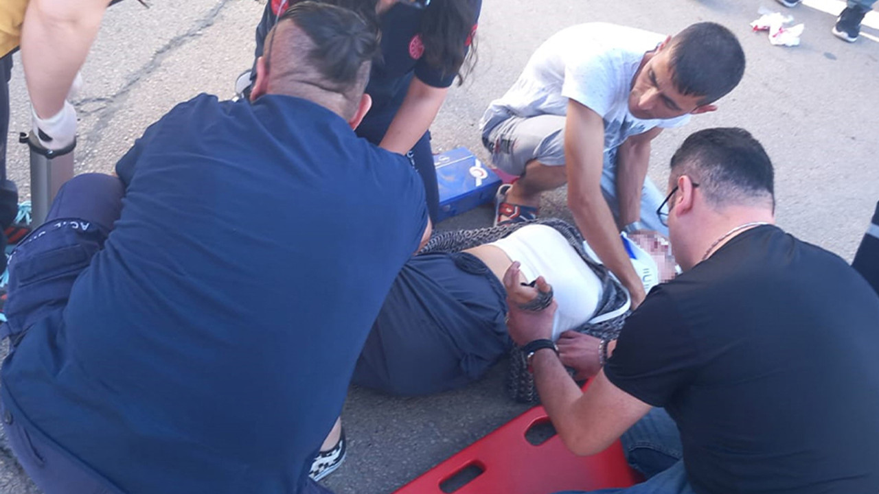 Motosiklet seyir halindeki kamyonun altına girdi, 2 genç ölümden döndü
