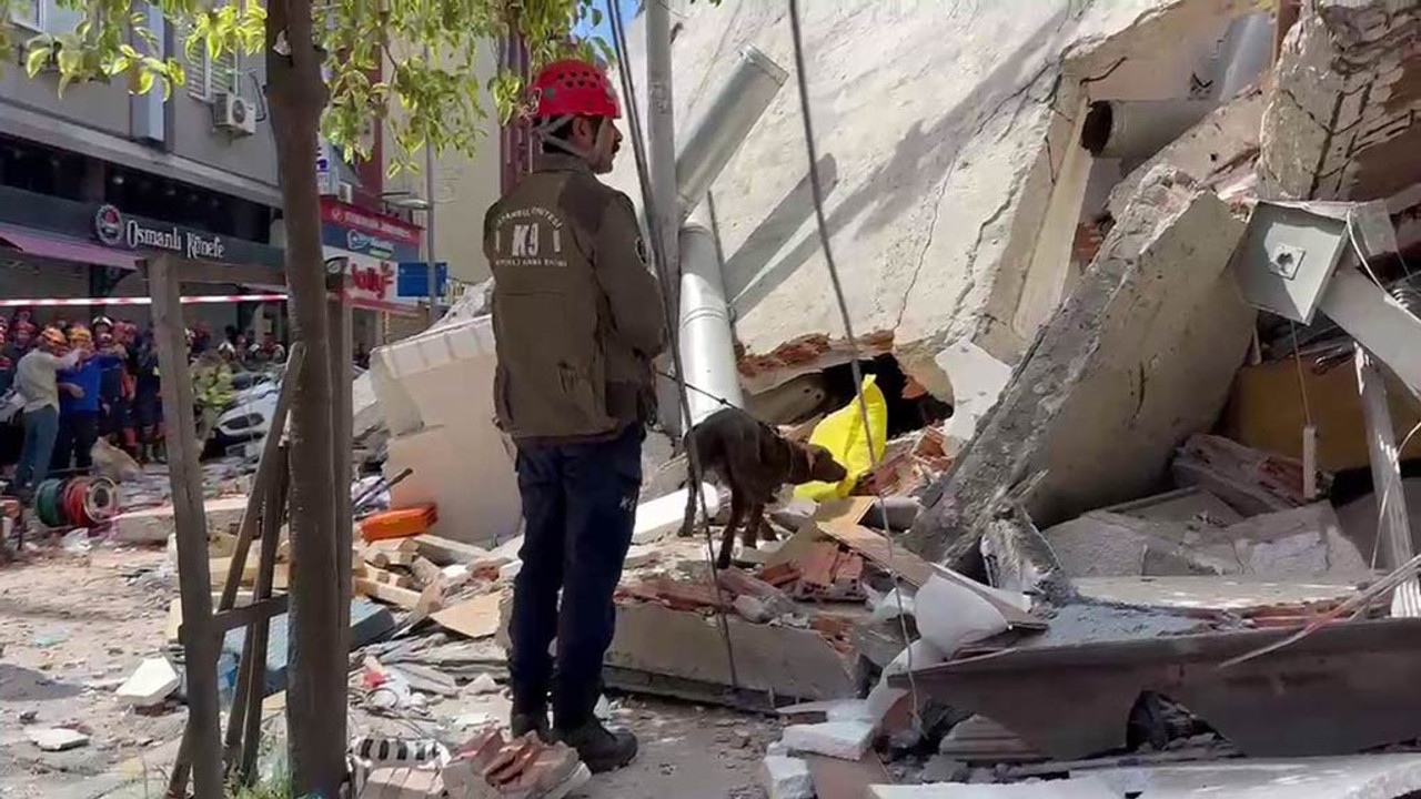Çöken binanın enkazında köpekle arama yapılıyor!