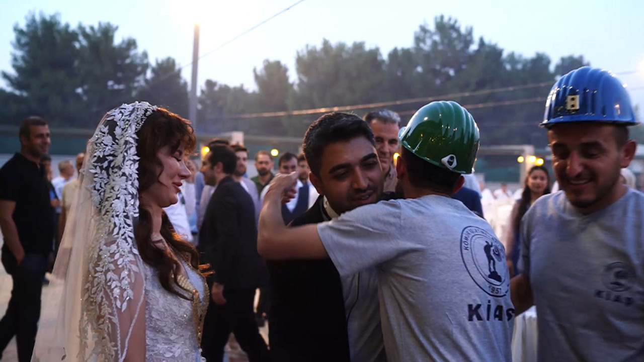 Enkazdan kurtaran madenciler depremzedeyi, mutlu gününde de yalnız bırakmadı: 54 saat sonra çıkartılmıştı