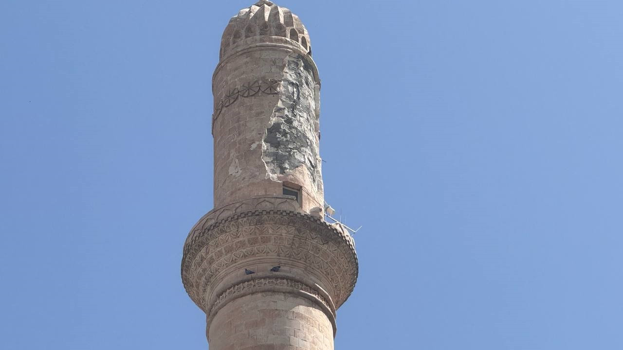 Yıldırım, tarihî caminin minaresini parçaladı!