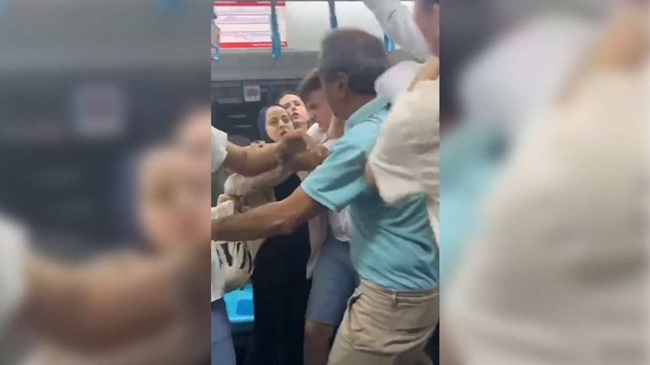 Marmaray’da tekmeli yumruklu kavga kamerada