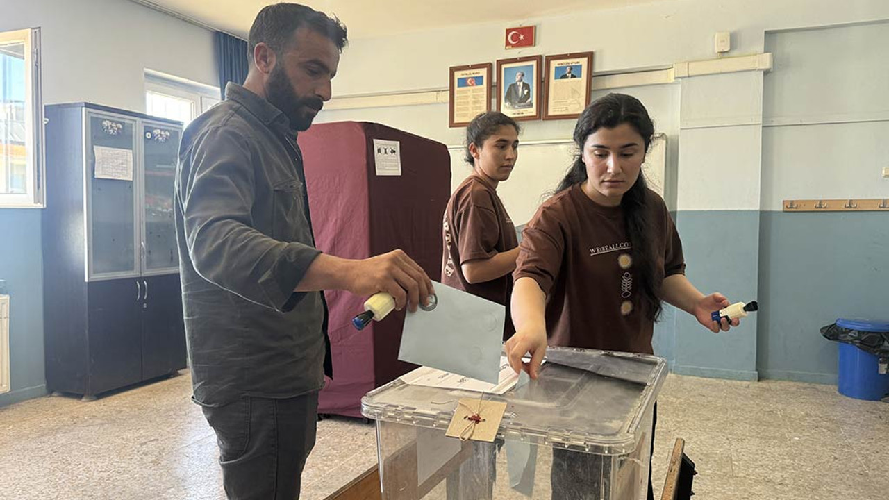 3 ilçe ve 4 beldede oy verme işlemi başladı
