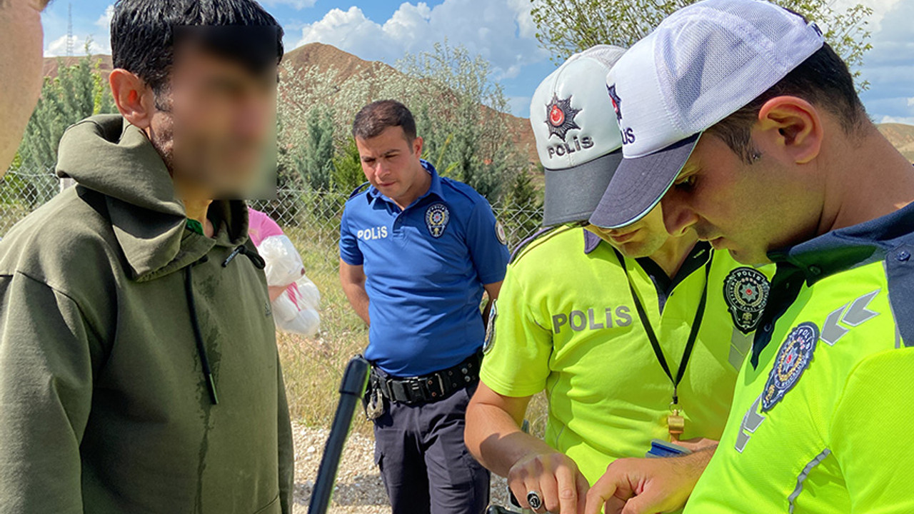 ''Ehliyetin nerede?'' diyen polise, Levent Kırca repliği gibi cevap verdi