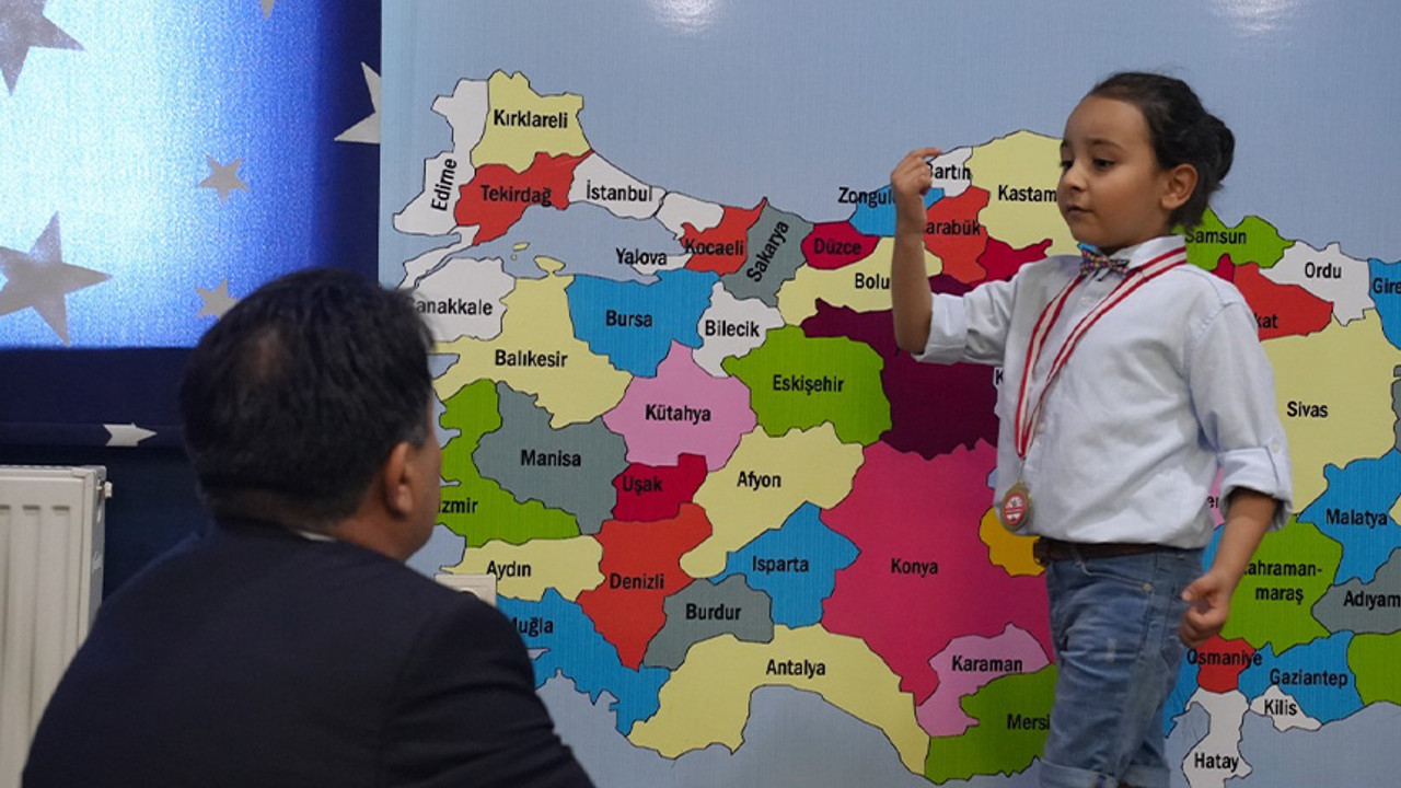 6 yaşında tarih dersi veren deha!