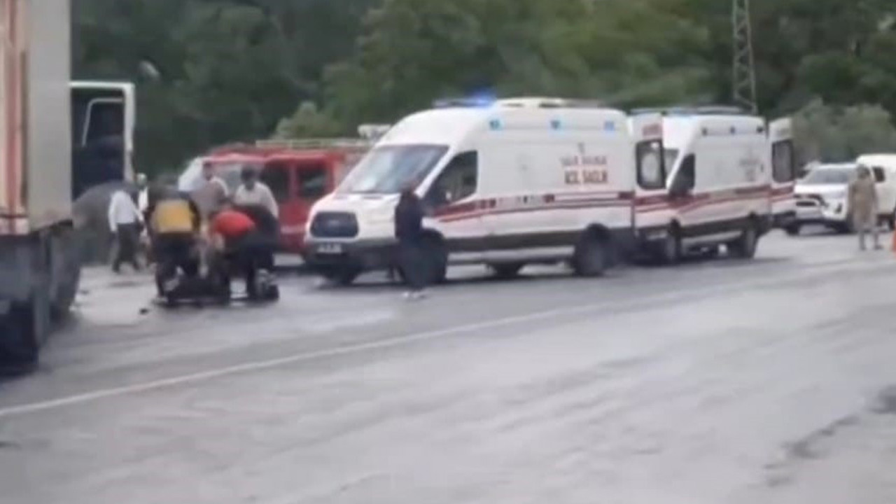Korkunç kaza! Yolcu otobüsü tırla çarpıştı: 2 ölü, 4'ü ağır 30 yaralı