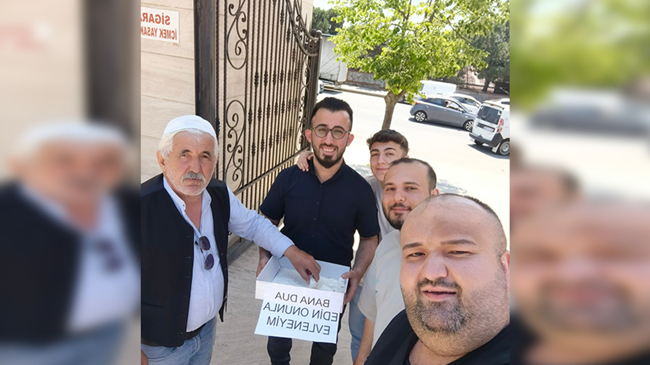 Aşkı için lokum dağıttı!