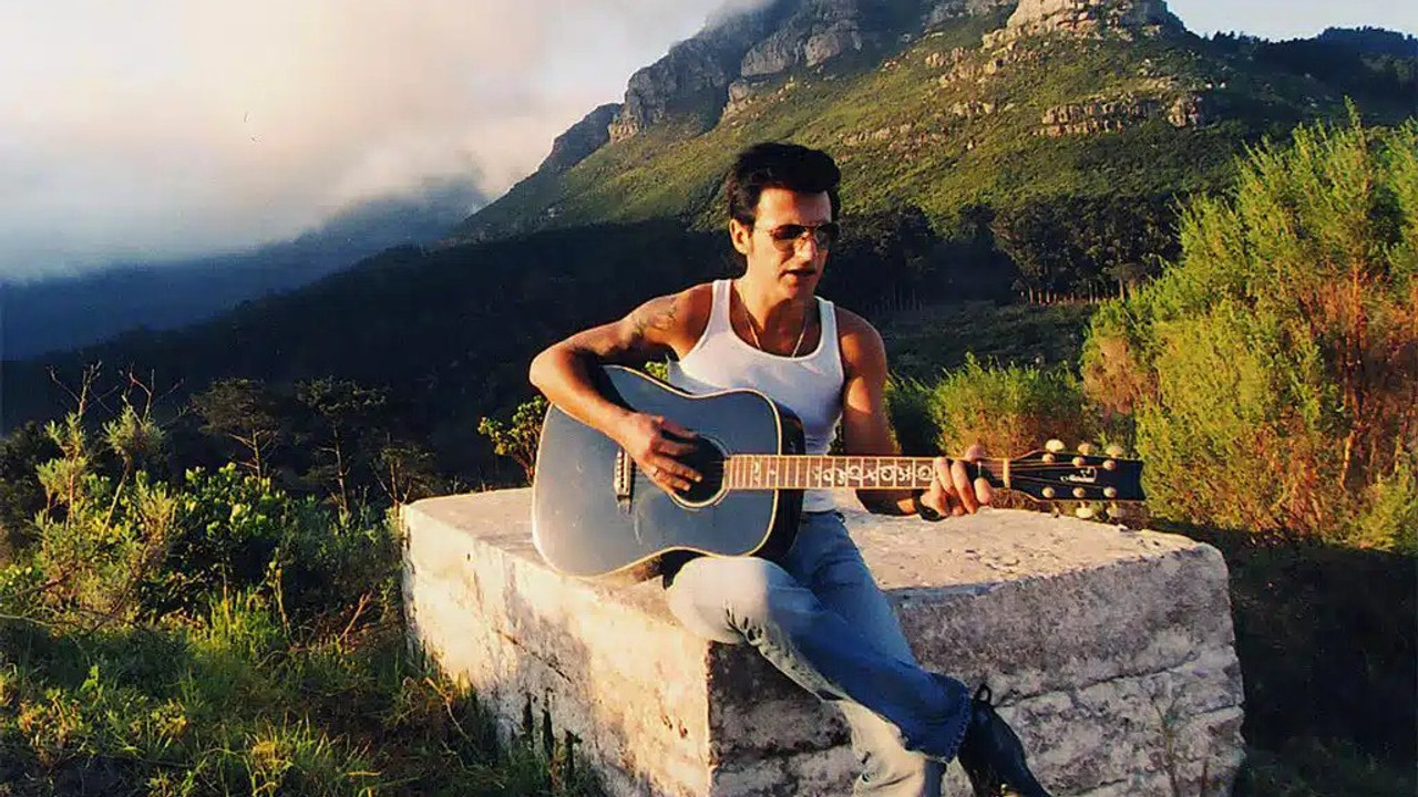 Teoman'ın gitarı 466 bin TL'ye satıldı! Tüm gelir çocuklar için...