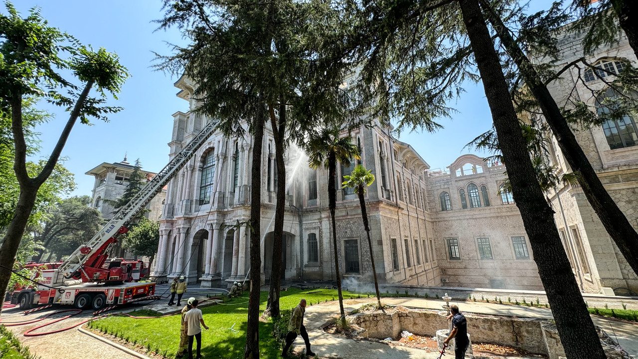 Sağlık Bilimleri Üniversitesi'nin çatısında yangın: Kubbe çöktü