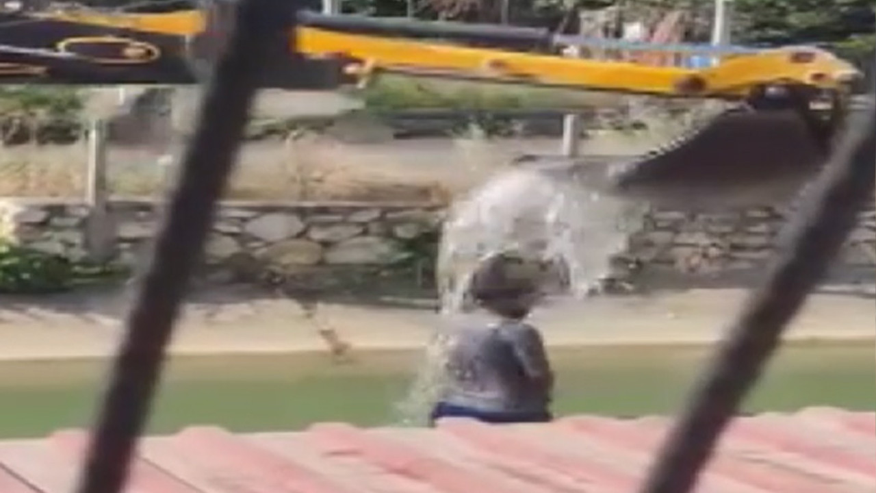 Kepçeyle duş aldı bu bile yetmedi!
