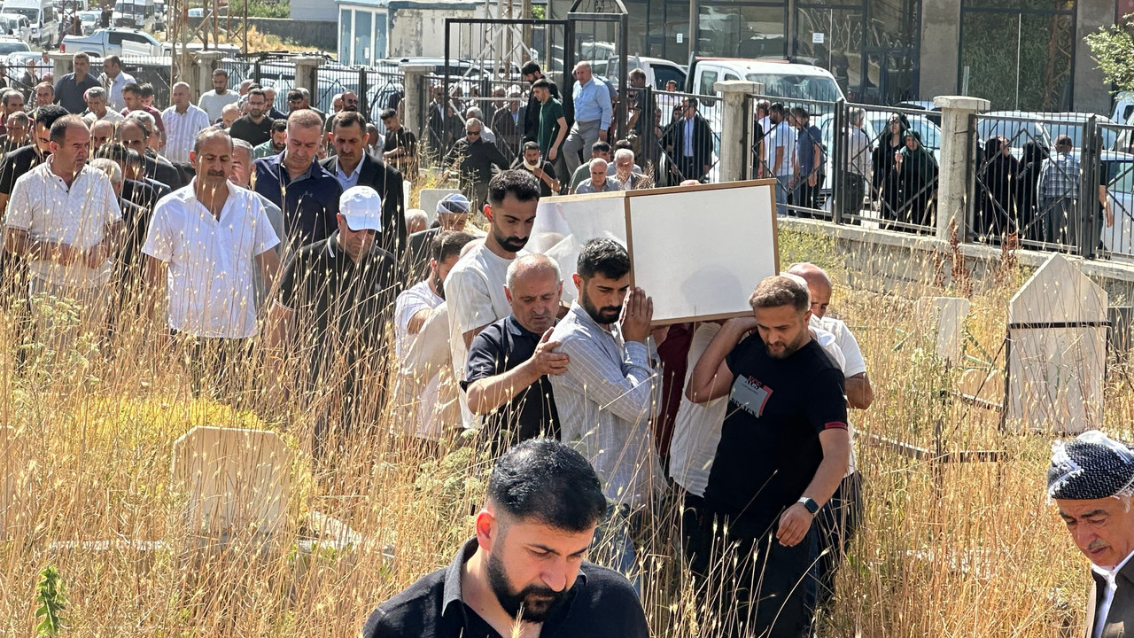 Silahlı saldırıda ölen Yüksekova TSO Meclis Başkanı binlerce kişinin katılımıyla toprağa verildi