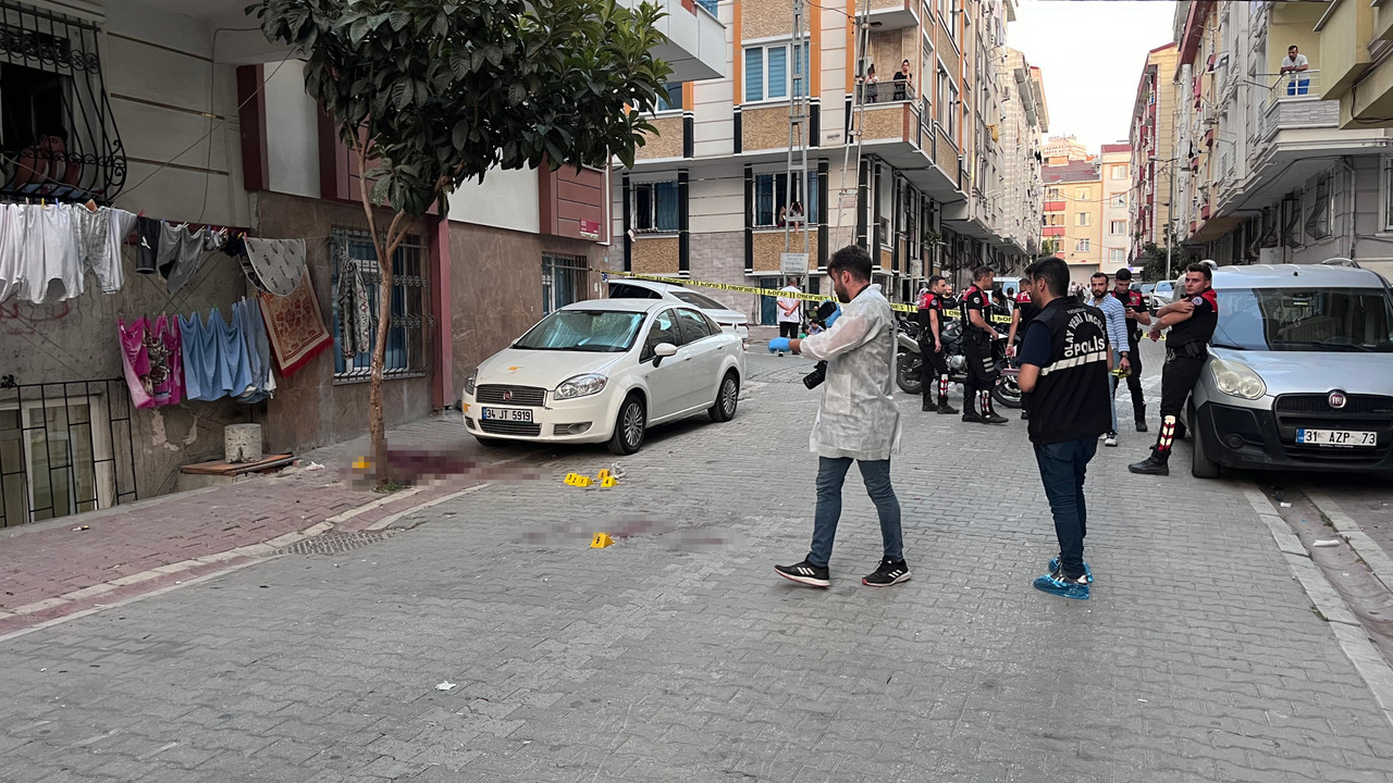 Sokak ortasında 2 kişiyi vurdu!