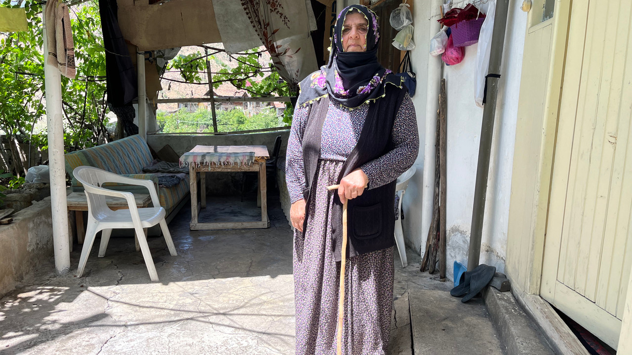 75 yaşında, koca köyde tek başına kaldı: Tek ulaşım yolu sular altında