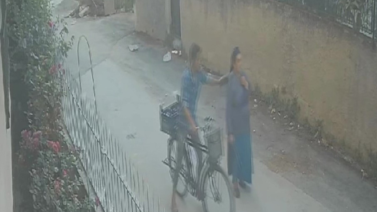 Hırsız, sert kayaya çarptı! Kolyesini çalmak istediği kadından dayak yedi