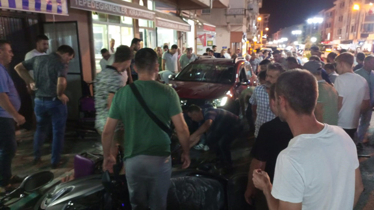 Otomobille kahvehanede oturanları biçti!