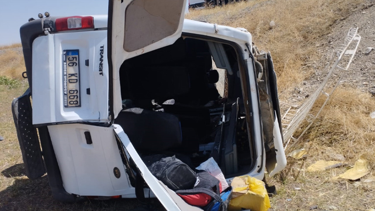 Yolcu minibüsü ile kamyonet çarpıştı! Çok sayıda yaralı var