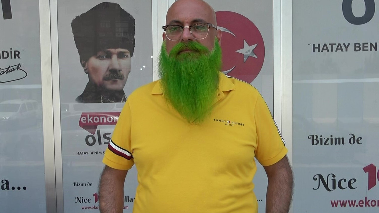 Gören bir daha bakıyor! Ruh haline göre sakallarını boyuyor