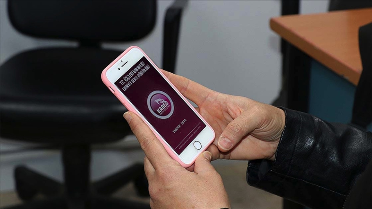 Ev basıp kurşun yağdırdı: Boşandığı kadını öldürüp oğlunu yaraladı