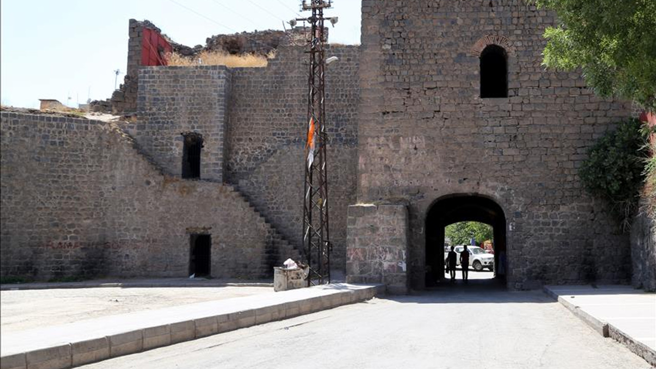 Barbarlığın böylesi: Kültürel mirasa pankart asmak için çivi çaktılar
