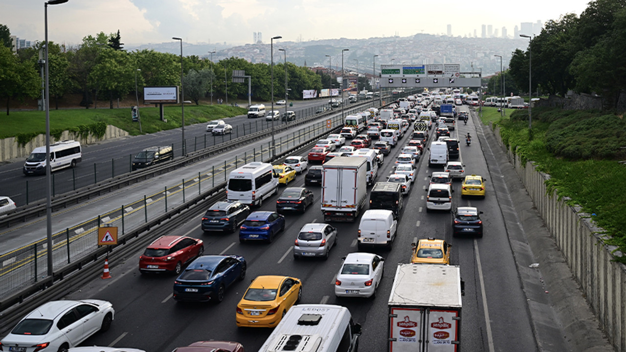 Asfalt yenileme çalışması yapılan Haliç Köprüsü'nde trafik yoğunluğu yaşanıyor