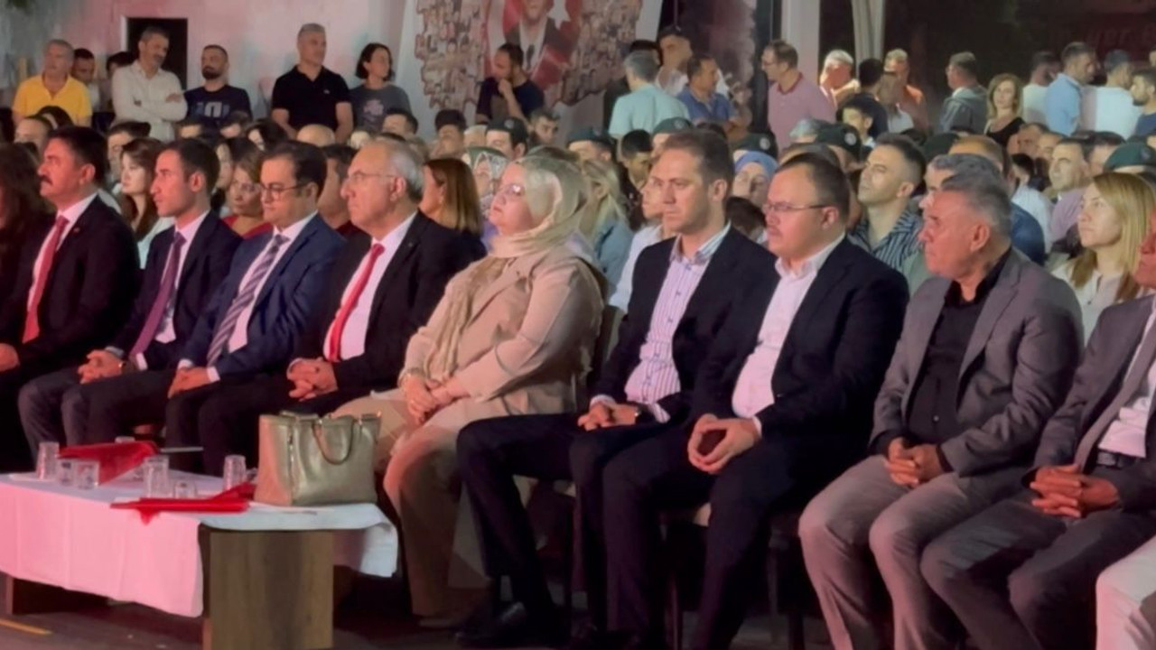 AK Parti il başkanı yağmuru görünce ‘milli günü’ unutarak alandan ayrıldı