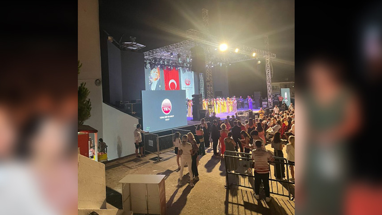 Yunan asıllı şarkıcı Atatürk posteri var diye sahneye çıkmadı!