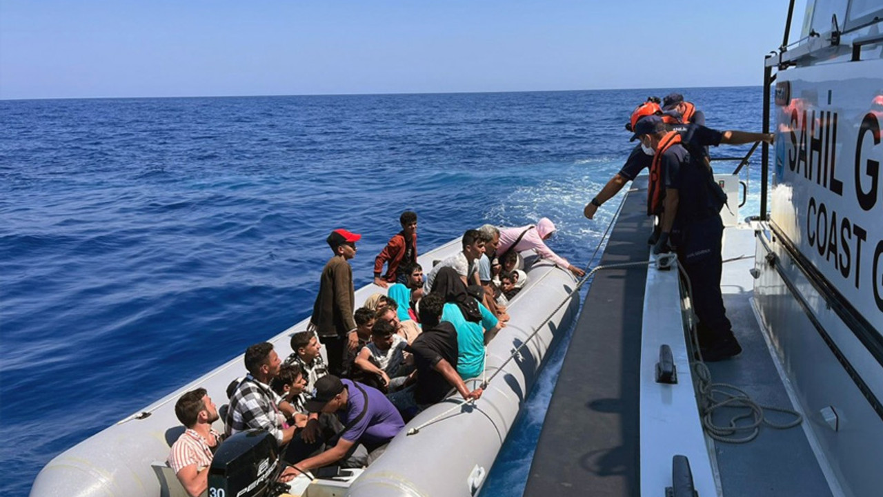 Motor arızası nedeniyle sürüklenen lastik bottaki göçmenler kurtarıldı