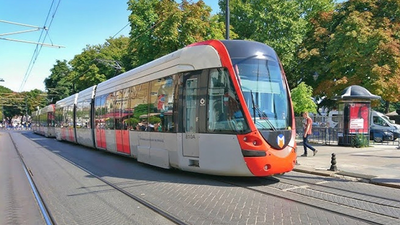 Binanın yıkılma tehlikesi yüzünden tramvay seferleri durdu
