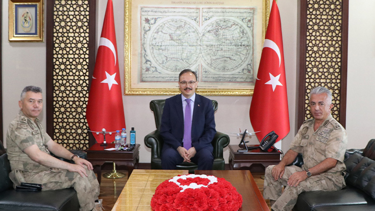 Siirt Valisi Jandarma Komutanlarını makamında kabul etti