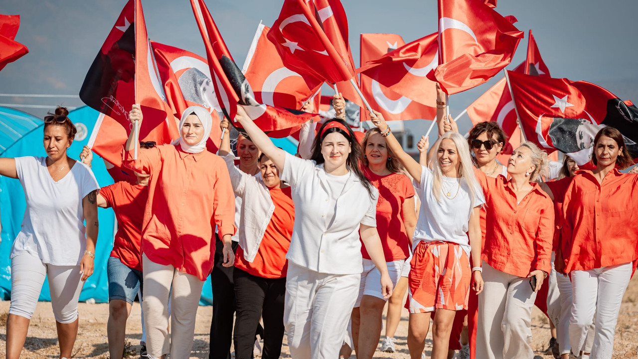 Yasemin Sakallıoğlu dünyanın en büyük Türk bayrağını boyadı