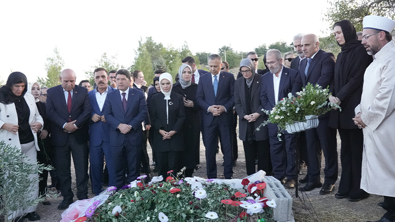 Bakanlardan Narin Güran'ın mezarına ziyaret