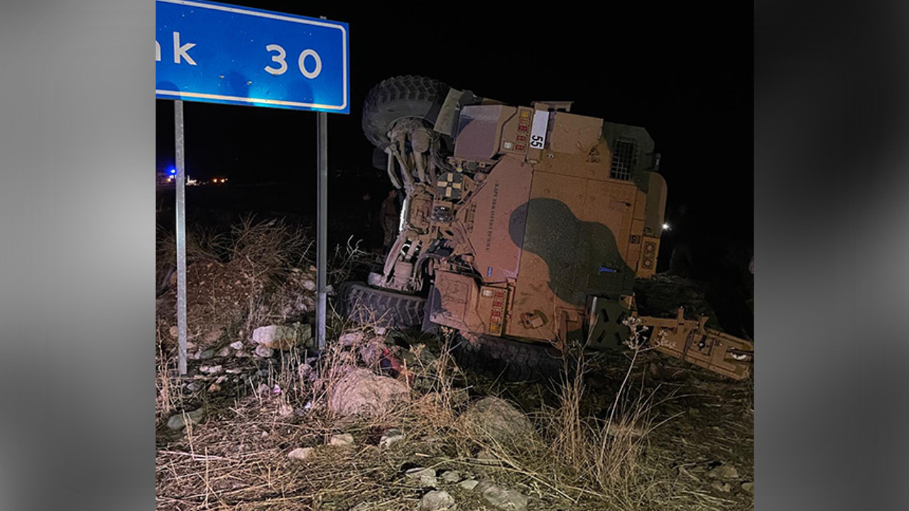 Askeri araç devrildi!