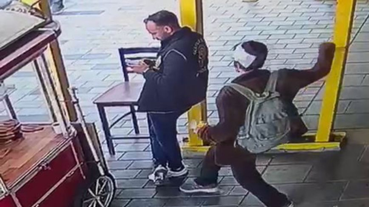 Görenler dehşete kapıldı! Polise arkasından bıçakla saldırdı!