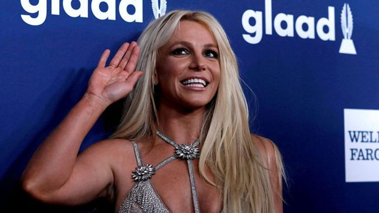 Britney Spears yine şok etti: Kendisiyle nikah masasına oturdu!