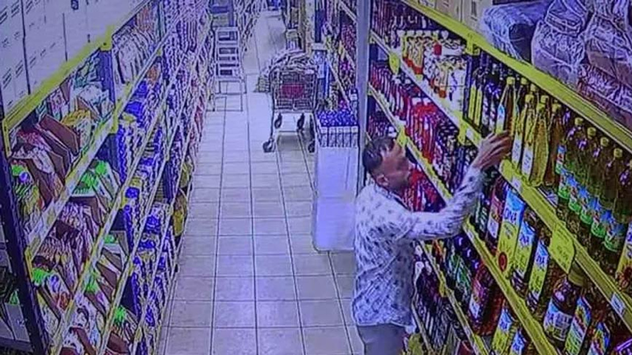 İzleyenleri şaşkına çeviren hırsızlık! Ayçiçek yağını pantolonunun içine saklayarak çaldı