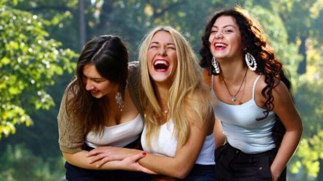 Bu burçlar adeta ruh eşi: Yan yana geldiklerinde kahkahalara boğuluyorlar
