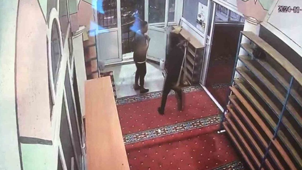Müezzini bıçakla kovalayan saldırgan tutuklandı