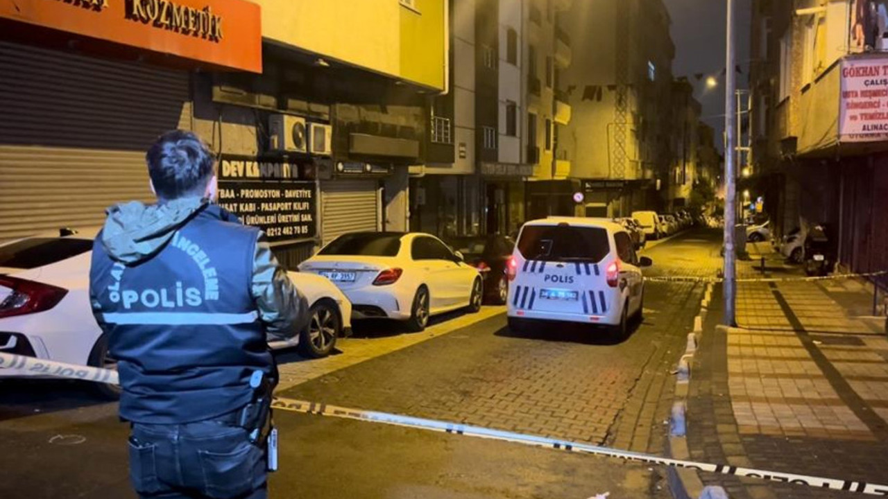 İstanbul’da sokak ortasında silahlı saldırı: Seyir halindeki araçtan kurşun yağdırdılar